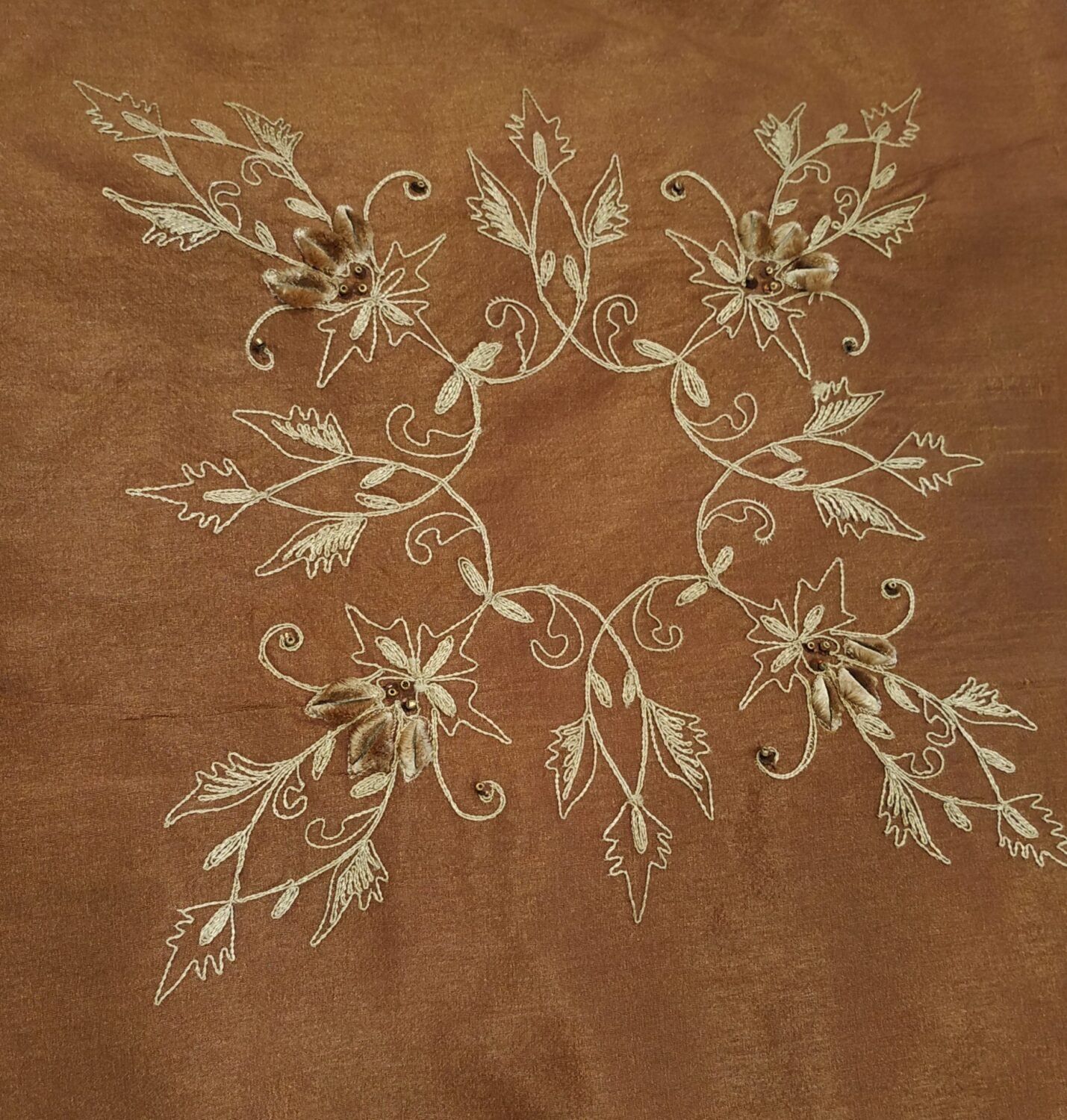 6022 Κεντημένα λουλούδια από βελούδο πάνω σε ταφτά - Image 2