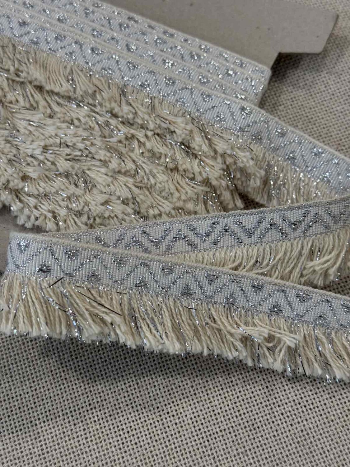 6.1-436 Τρέσα με κρόσσια και χρυσοκλωστή